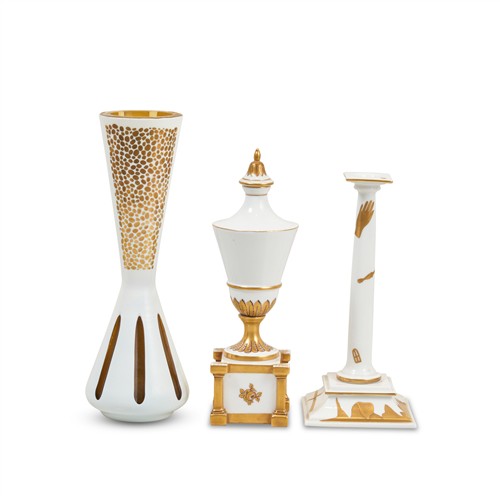 53 · A GROUP OF WHITE AND GILT DECORATIVE OBJECTS Please see important information below regarding collection of lots in this auction.