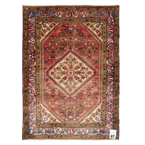 A HAND-KNOTTED PERSIAN HAMADAN (155L X 112W CM)