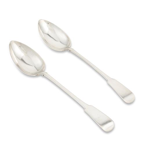 62 · A PAIR OF SILVER 'FIDDLE' PATTERN GRAVY SPOONS Possibly North American, early 19th century
