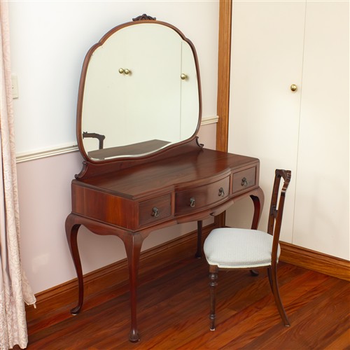 24 · A QUEEN ANNE STYLE DRESSING TABLE WITH ACCOMPANYING CHAIR