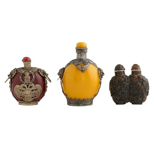 A GROUP OF THREE CHINESE SNUFF BOTTLES, QING DYNASTY (1644 - 1911)