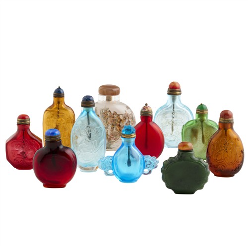 A COLLECTION OF 11 GLASS SNUFF BOTTLES