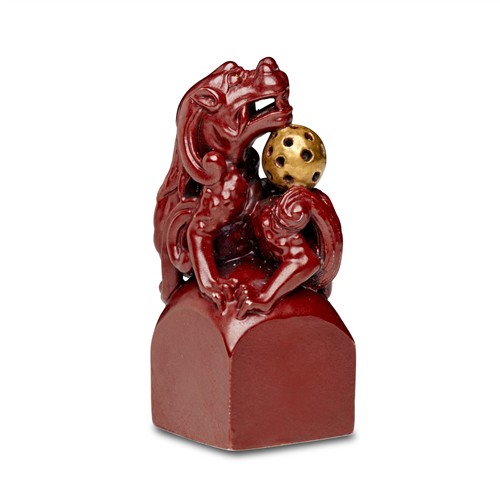1052 · A CHINESE RED AND GOLD ENAMEL PORCELAIN LION SEAL