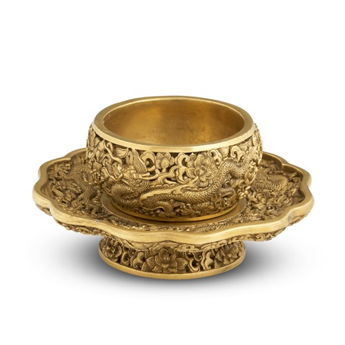 A CHINESE GILT-BRONZE OFFERING CUP AND STAND SET, QIANLONG MARK, QING DYNASTY (1644 - 1911)