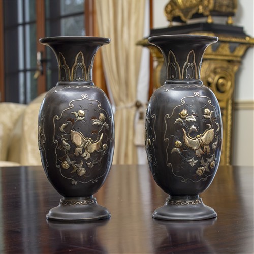 A PAIR OF MEIJI PERIOD BRONZE VASES BY JOMI EISUKE (1839-1899)