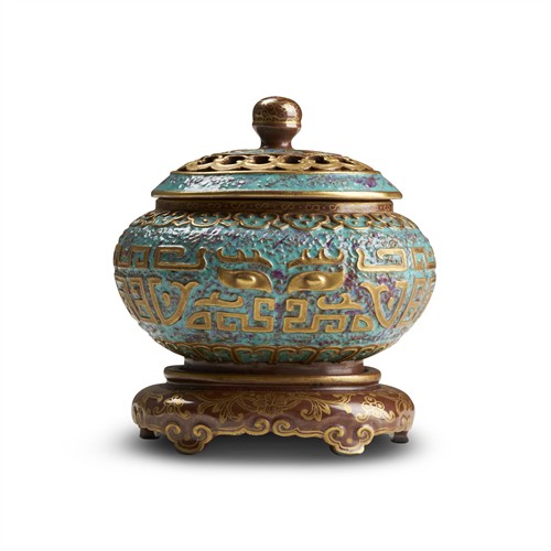 A CHINESE FALANG ENAMEL PORCELAIN TRIPOD CENSER, QING DYNASTY (1644-1912)