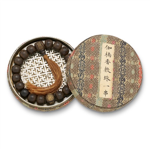 33 · A CHINESE ALOESWOOD ROSARY, QING DYNASTY (1644 - 1911)
