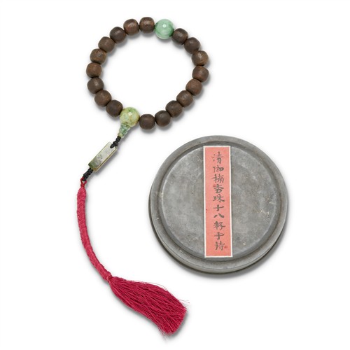 34 · A CHINESE ALOESWOOD AND JADEITE ROSARY, QING DYNASTY (1644 - 1911)