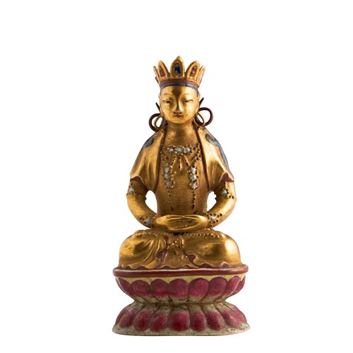 1095 · A CHINESE FAMILLE-ROSE AND GOLD ENAMELLED SEATED FIGURE OF BUDDHA AMITABHA, QING DYNASTY (1644 - 1911)