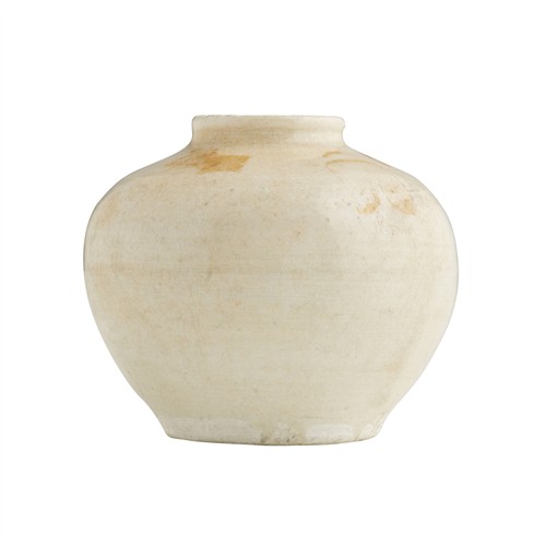 68 · A CHINESE WHITE GLAZED JAR, SONG DYNASTY (960 - 1279)