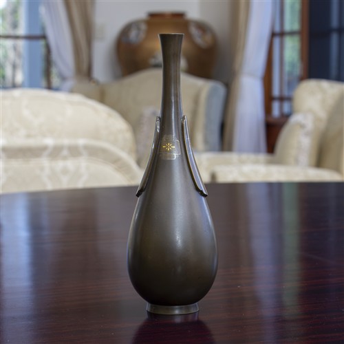 AN INLAID JAPANESE BRONZE VASE IN AN ELONGATED PEAR SHAPE